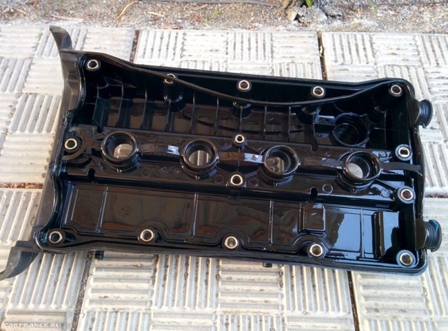 Крышка клапанов головки блока цилиндров Chevrolet Lacetti со старой задубевой заглушкой