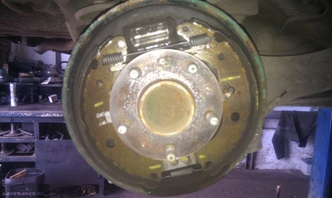 Осмотр тормозного механизма на Форд Фокус 2 барабанные тормоза внутри