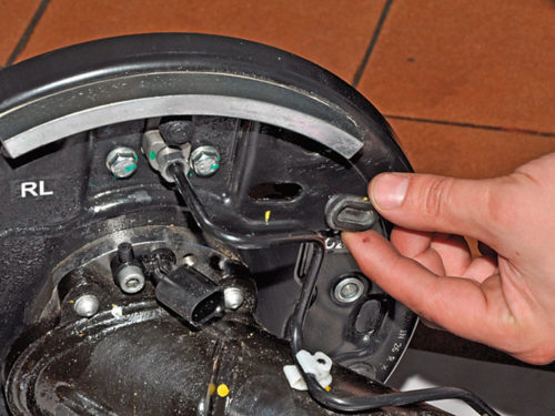 Заглушка регулировочного отверстия на храповом механизме задних тормозных колодок Volkswagen Polo седан