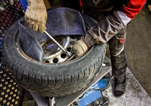 Герметик, заплатка, жгут или камера: ремонтируем пробитые колеса самостоятельно