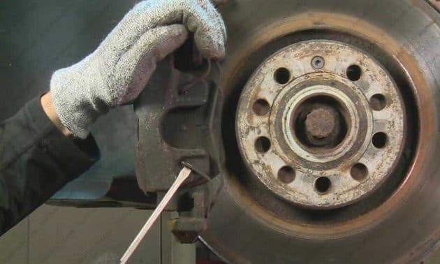 Замена тормозных колодок на автомобиле Volkswagen Tiguan
