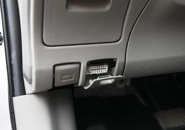 Место расположения диагностического разъема в автомобиле Volvo с левой стороны торпеды под панелью приборов. На фото показан диагностический разъем нового типа (для авто после 1995 года выпуска)