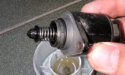 Очистка конусного клапана датчика холостого хода ВАЗ-2110 от нагара