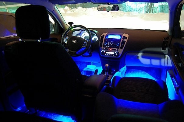 Неоновая подсветка в машине