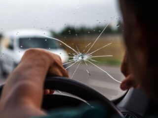 Ремонт трещин на лобовом стекле автомобиля — как остановить и убрать дефекты своими руками